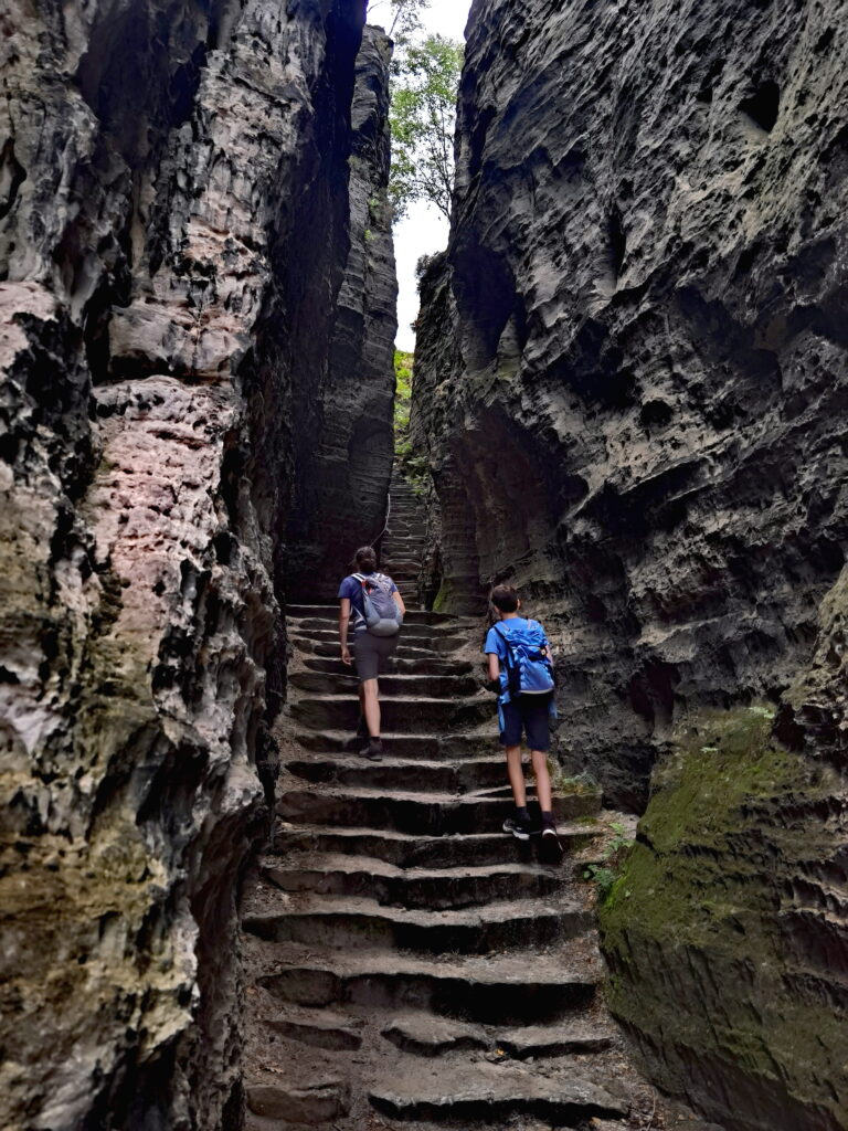 Durch die Tyssaer Wände wandern - steile Aufstieg im Felsenlabyrinth