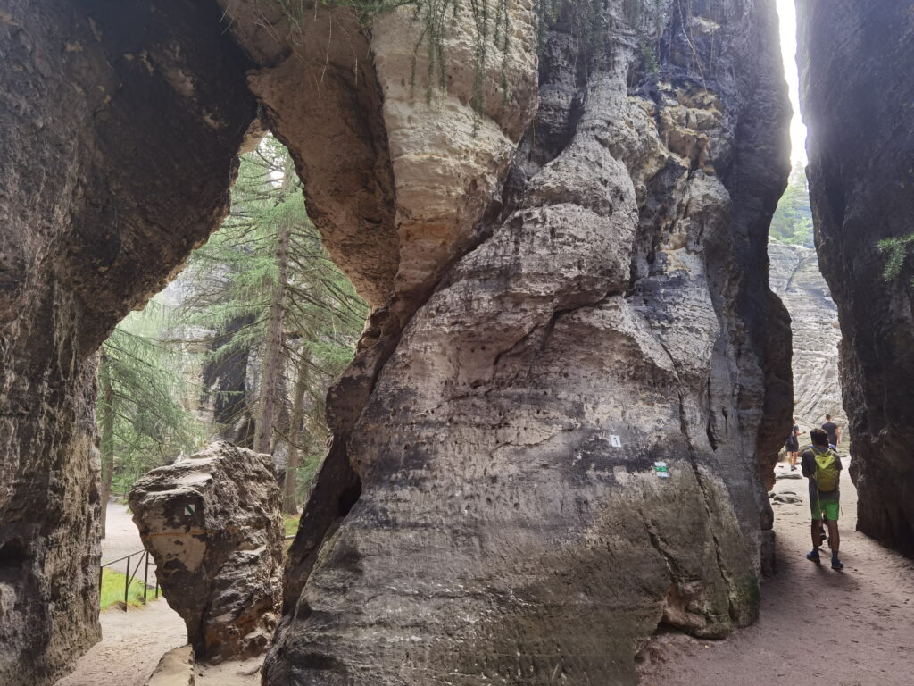 Die Tyssaer Wände Wanderung führt durch eine atemberaubende Felsenlandschaft