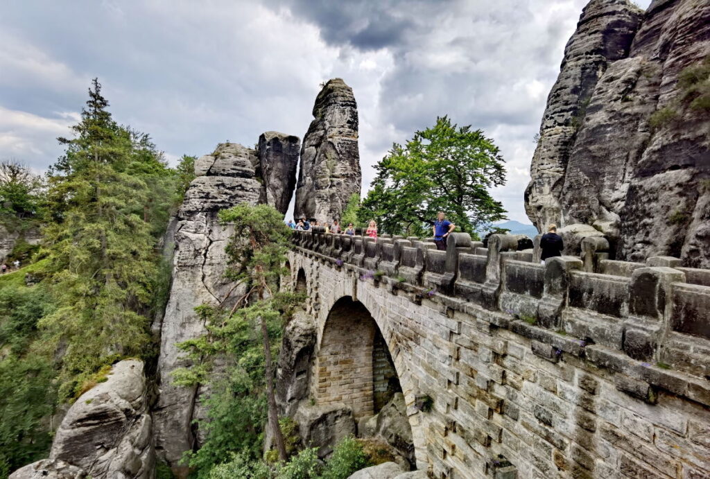 Die Basteibrücke überspannt die Felsen der Bastei